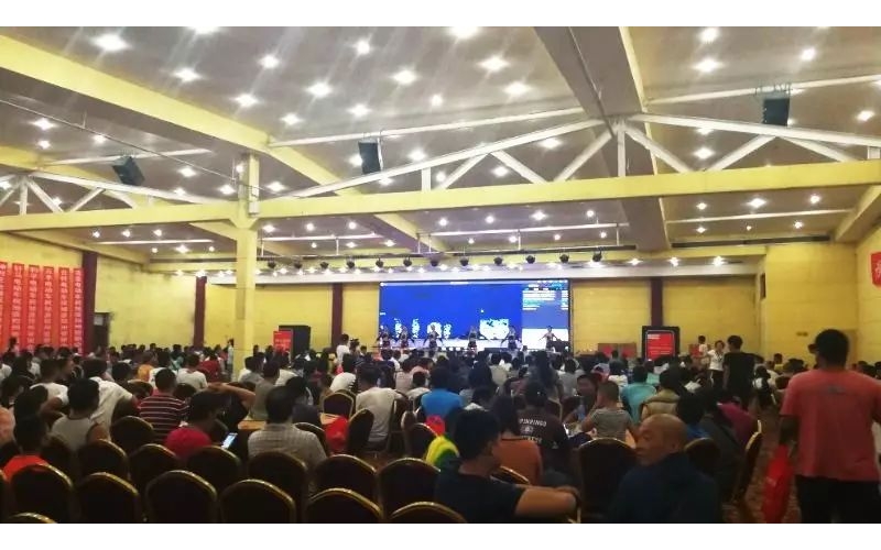 鄭州客戶答謝會(huì)太火爆!近1000人參會(huì)！半個(gè)小時(shí)訂貨突破1萬(wàn)組！